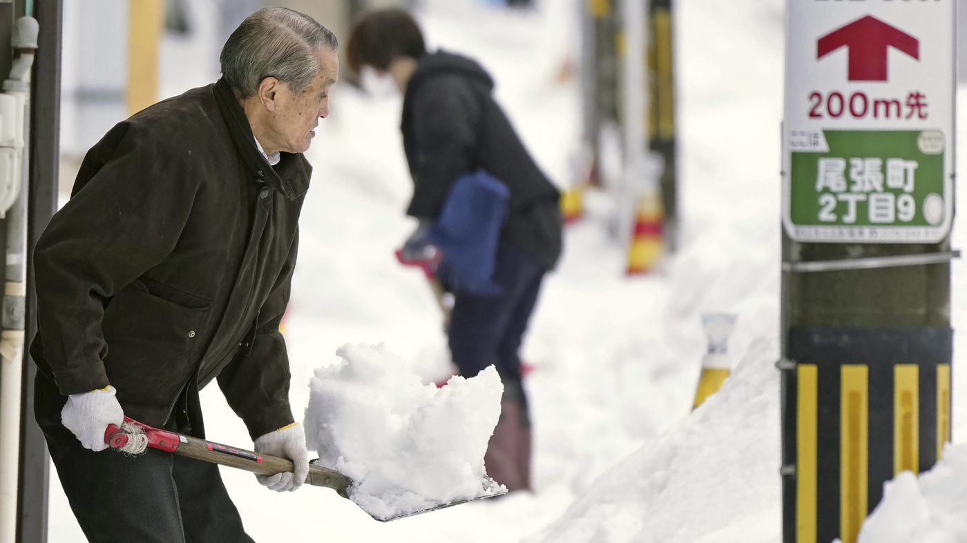 جاپان میں شدید برف باری، نظام زندگی درہم برہم 300 پروازیں منسوخ