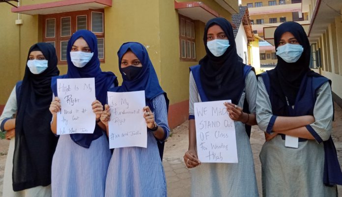 بھارتی ریاست کرناٹک کے کالج میں حجاب پر پابندی کا معاملہ عدالت پہنچ گیا