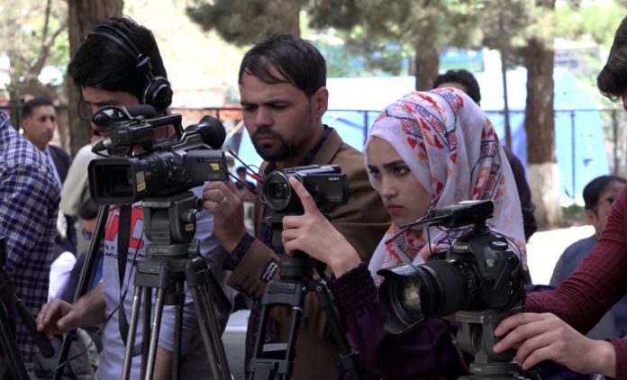 افغانستان میں خواتین صحافیوں کی تعداد 50 فیصد رہ گئی