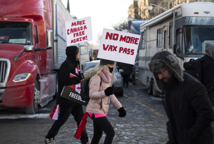 کینیڈا میں ٹرک ڈرائیوروں کا شدید سردی میں بھی احتجاج جاری