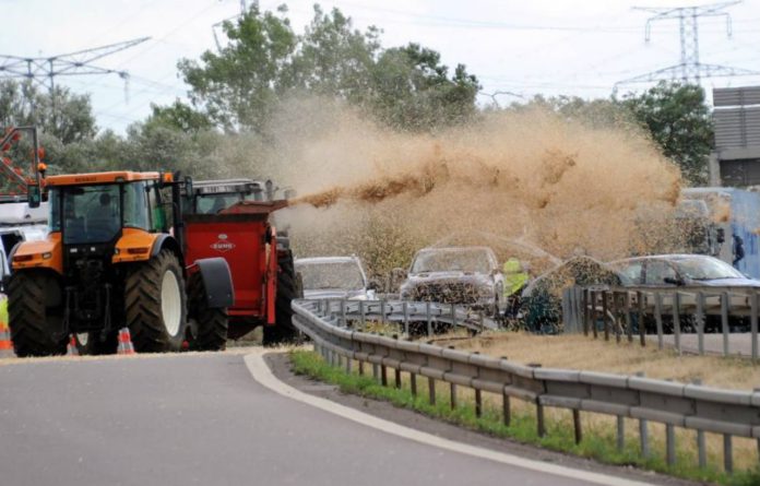 فرانس میں کسانوں کا احتجاج، حکومت کے خلاف شدید نعرے بازی