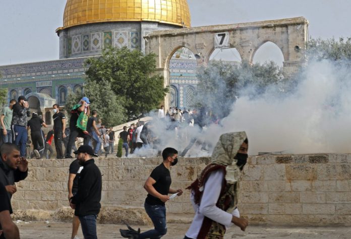 اسرائیل کی مسجد اقصیٰ میں ہوائی فائرنگ 152 نمازی زخمی