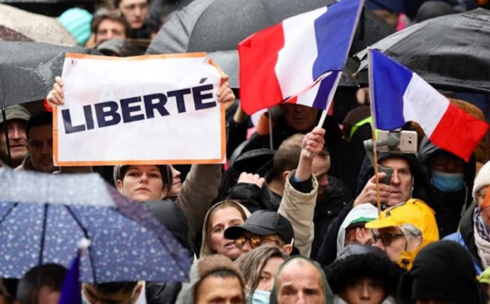 فرانس میں سیاسی صورت حال خراب، مظاہروں کا خدشہ
