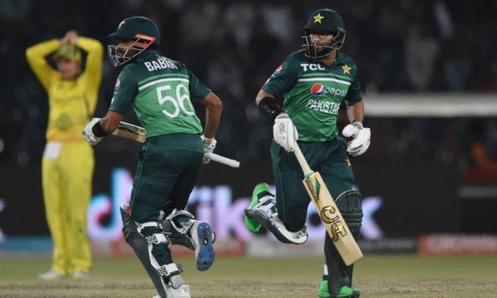 پاکستان-نے-آسٹریلیا-کو-20-برس-بعد-ون-ڈے-سیریز-میں-شکست-دے-دی-1000x600