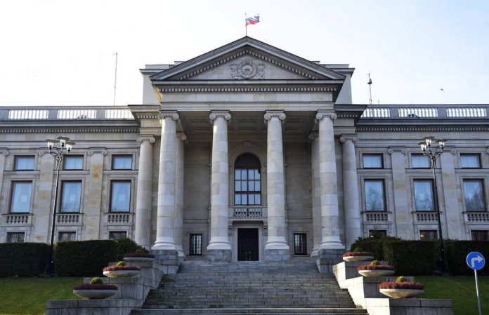 پولینڈ نے ملک میں روسی سفارت خانے کی عمارت پر قبضہ کرلیا