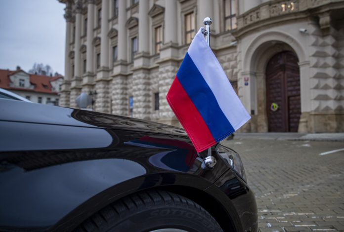 یورپی یونین کے ممالک نے درجنوں روسی سفارت کاروں کو ملک بدر کردیا