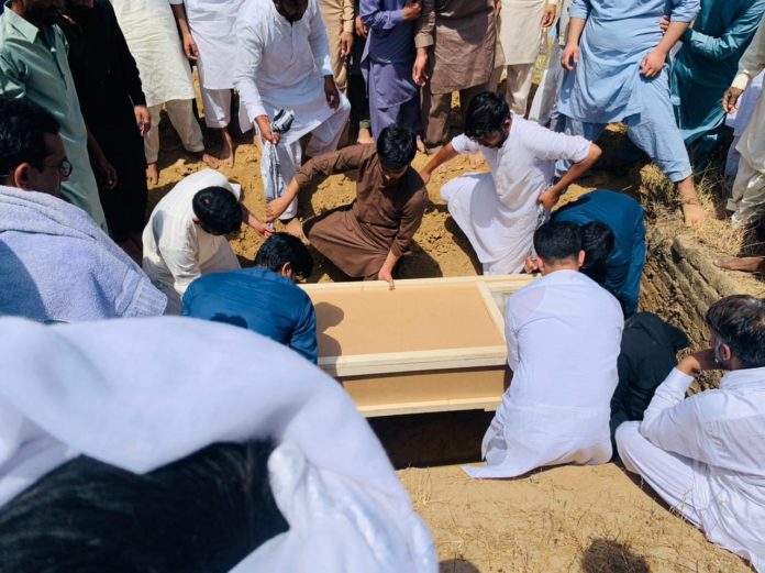 گوجرانوالہ میں نماز جنازہ کی ادائیگی کے بعد سپرد خاک کرنے کے مناظر
