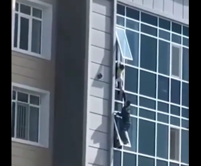 تین سالہ بچی کو آٹھویں منزل سے گرنے سے بچانے والا قازقستان کا بہادر شہری