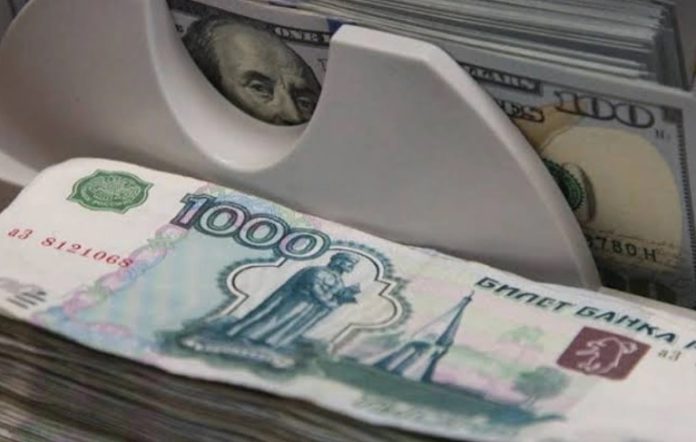 روسی روبل امریکی ڈالرکو کمزور کرتے ہوئے 7 سال کی بلند ترین سطح پر