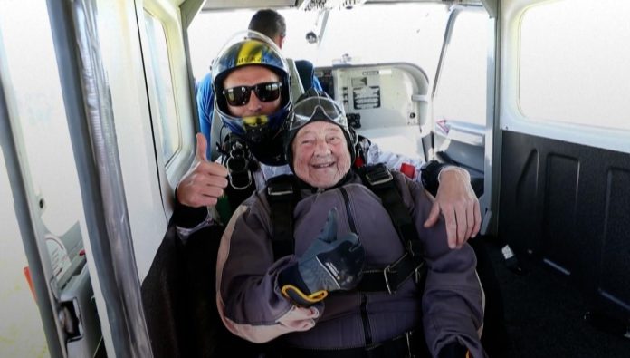 سویڈن کی 103 سالہ خاتون نے طیارے سے کود کر ریکارڈ قائم کردیا