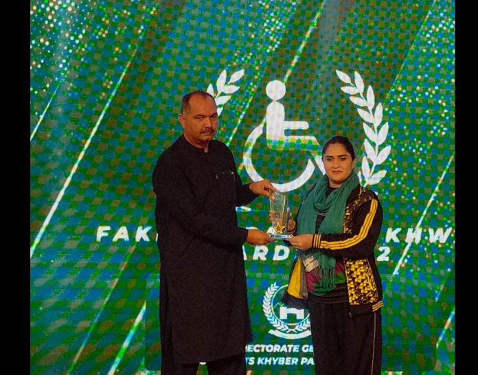 قوم کے بہادر بیٹی، بہترین وہیل چیئر انٹرنیشنل کرکٹ کھلاڑی سکینہ آفریدی کو ٹیلنٹ ایوارڈ سے نوازا گیا