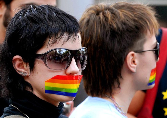 روسی اراکین پارلیمنٹ نے ہم جنسی کی تشہیر کو پروپیگنڈا قرار دے دیا