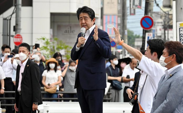 سابق جاپانی وزیراعظم کو گولی ماردی گئی، قاتلانہ حملے میں شدید زخمی