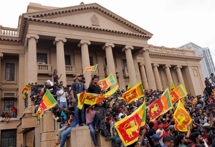 سری لنکا میں مظاہرین صدارتی محل میں داخل، صدر کے فرار کی اطلاعات