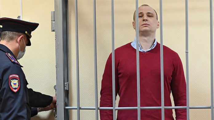 روس میں پولیس افسر کو لات مارنے پر امریکی شہری کو جیل