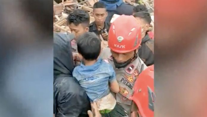 انڈونیشیا میں زلزلہ، چھ سالہ بچہ دو دن بعد ملبے سے زندہ نکال لیا گیا