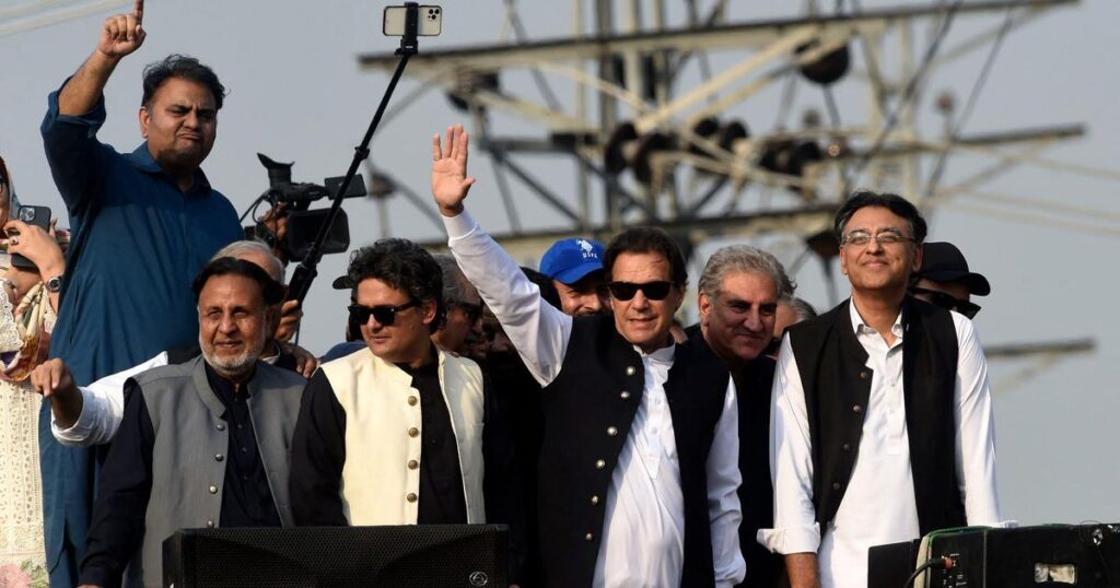 عمران خان فائرنگ سے زخمی، شوکت خانم ہسپتال منتقل