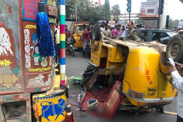 بھارت میں تیز رفتار ٹرک مندر میں جا گھسا، متعدد ہلاک