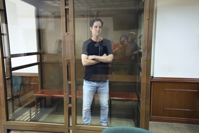 روس میں قید امریکی صحافی کی مدت قید میں توسیع کردی گئی