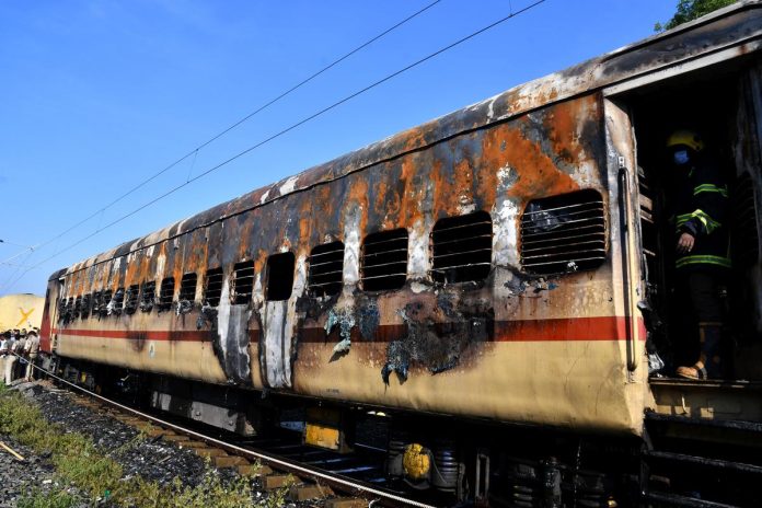 بھارت، ٹرین میں آگ لگ گئی، 9 افراد ہلاک درجنوں زخمی