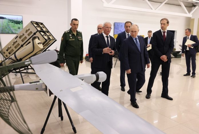 روسی صدر کا ڈرون طیارے بنانے والے کارخانے کا دورہ