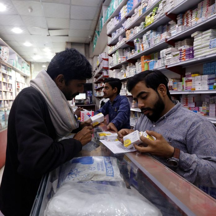 پاکستان میں ادویات کی قلت کا بحران سر اٹھانے لگا