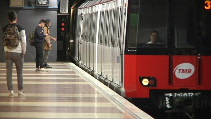 Barcelona metro 2000 series train