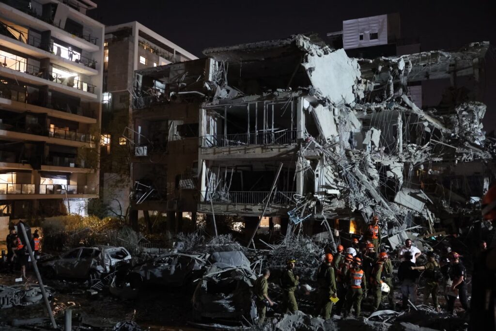 Iranian missiles hit Israel