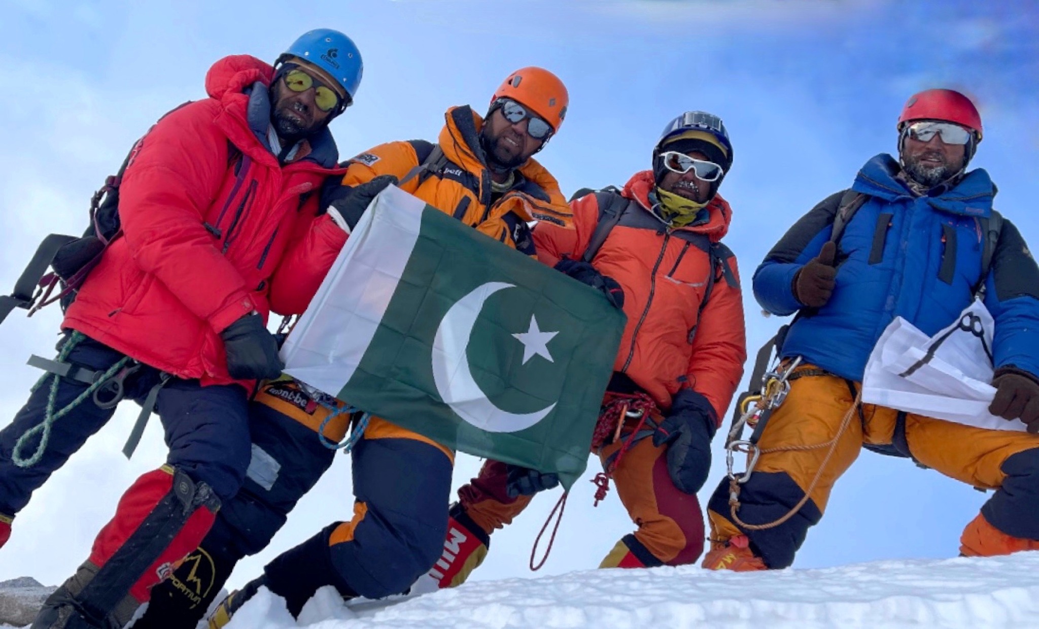Pakistani mountaineers conquer Tirich Mir