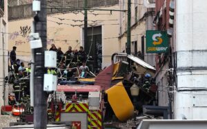 Lisbon tram derails