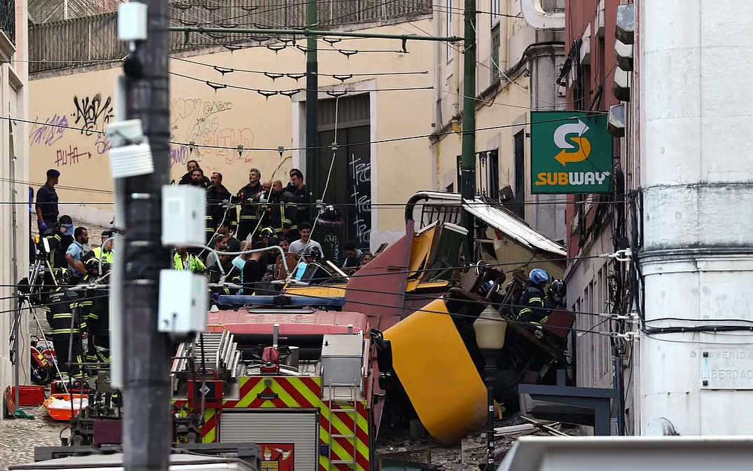 Lisbon tram derails